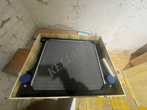 Радиатор охлаждения водяной 11890331 Volvo BL